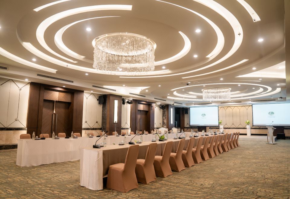 ห้องพักของ Lee Gardens Plaza Hotel หาดใหญ่ เตียงใหญ่และวิวเมืองจากชั้นสูง