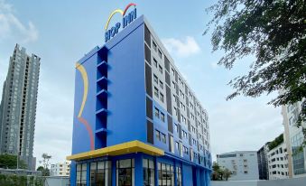 HOP INN Bangkok Krung Thonburi Station white-and-yellow chain hotel facade on Krung Thonburi Road