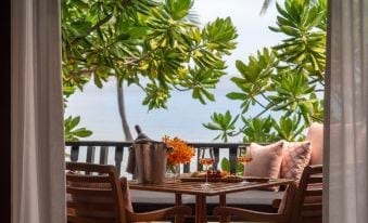 ห้องพักสไตล์ไทยร่วมสมัยของ Anantara Hua Hin หลังรีโนเวต โทนไม้อบอุ่นพร้อมระเบียง