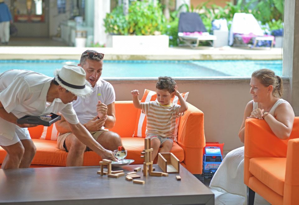 สระว่ายน้ำกลางแจ้งริมทะเลของ Anantasila Beach Resort มองออกไปเห็นอ่าวเขาตะเกียบ