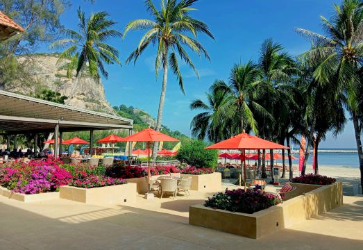 หาดทรายเงียบกึ่งส่วนตัวหน้า Anantasila Beach Resort มีเตียงผ้าใบวางริมทะเล