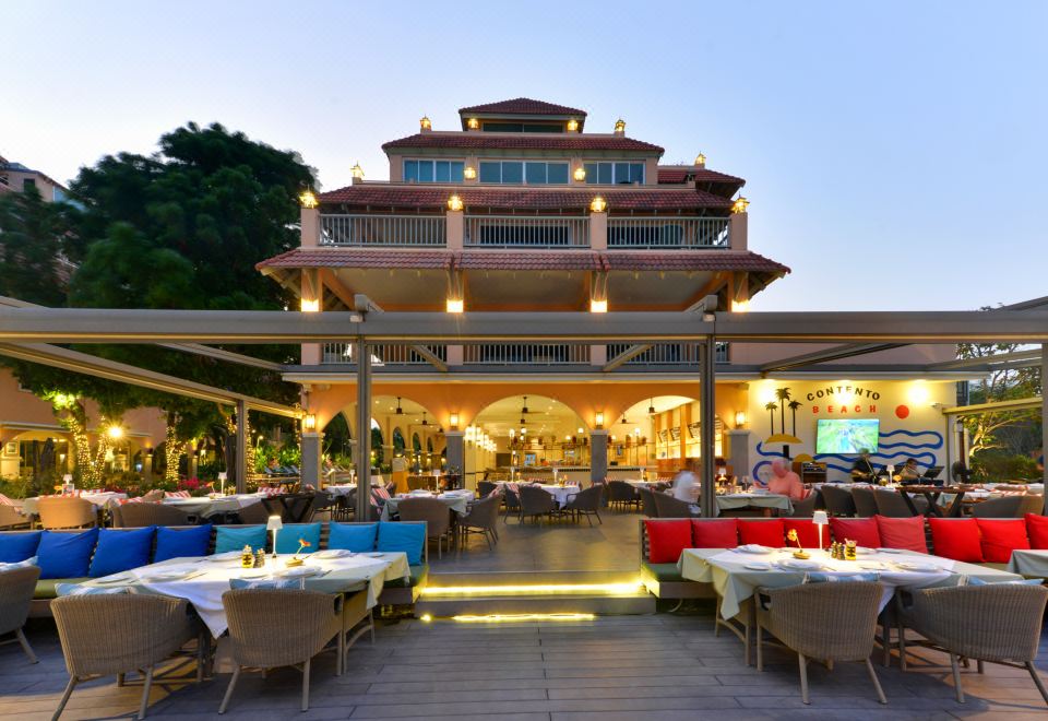 ร้านอาหารริมหาดของ Anantasila Beach Resort โทนสว่างเปิดรับลมทะเล