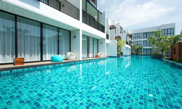 สระว่ายน้ำเค็มยาววางอยู่กลางโรงแรม Asira Boutique HuaHin ล้อมด้วยห้องพักสองฝั่ง
