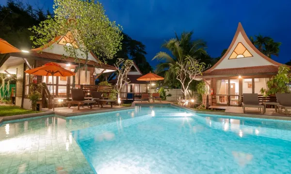 สระว่ายน้ำกลางแจ้งของ Baan Duangkaew Resort ท่ามกลางสวนเขียวร่มรื่นในหัวหิน