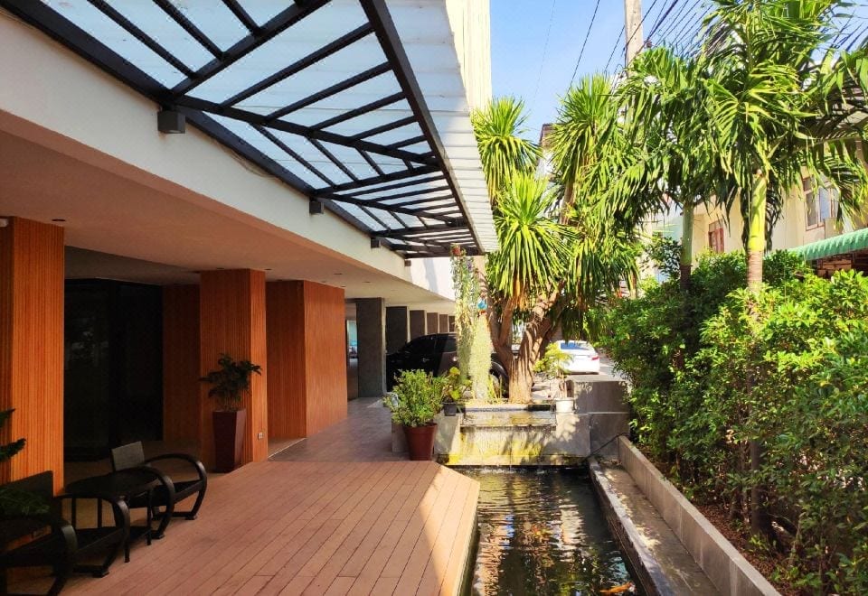 อาคารและทางเข้า Baan Manthana Hotel หัวหิน โรงแรมกลางเมืองสไตล์เรียบง่ายใกล้ตลาดโต้รุ่ง