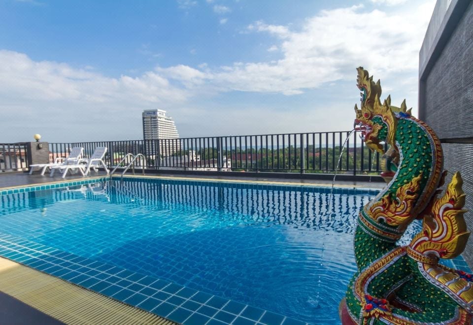 สระว่ายน้ำรูฟท็อปบนดาดฟ้าของ Baan Nilrath Hotel มองเห็นวิวเมืองหัวหิน