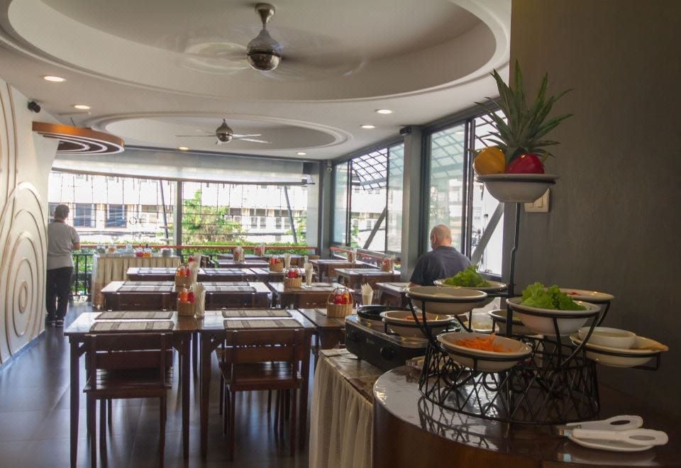 ร้านอาหารและมุมนั่งของ Baan Nilrath Hotel ตกแต่งโทนอบอุ่นเรียบง่าย
