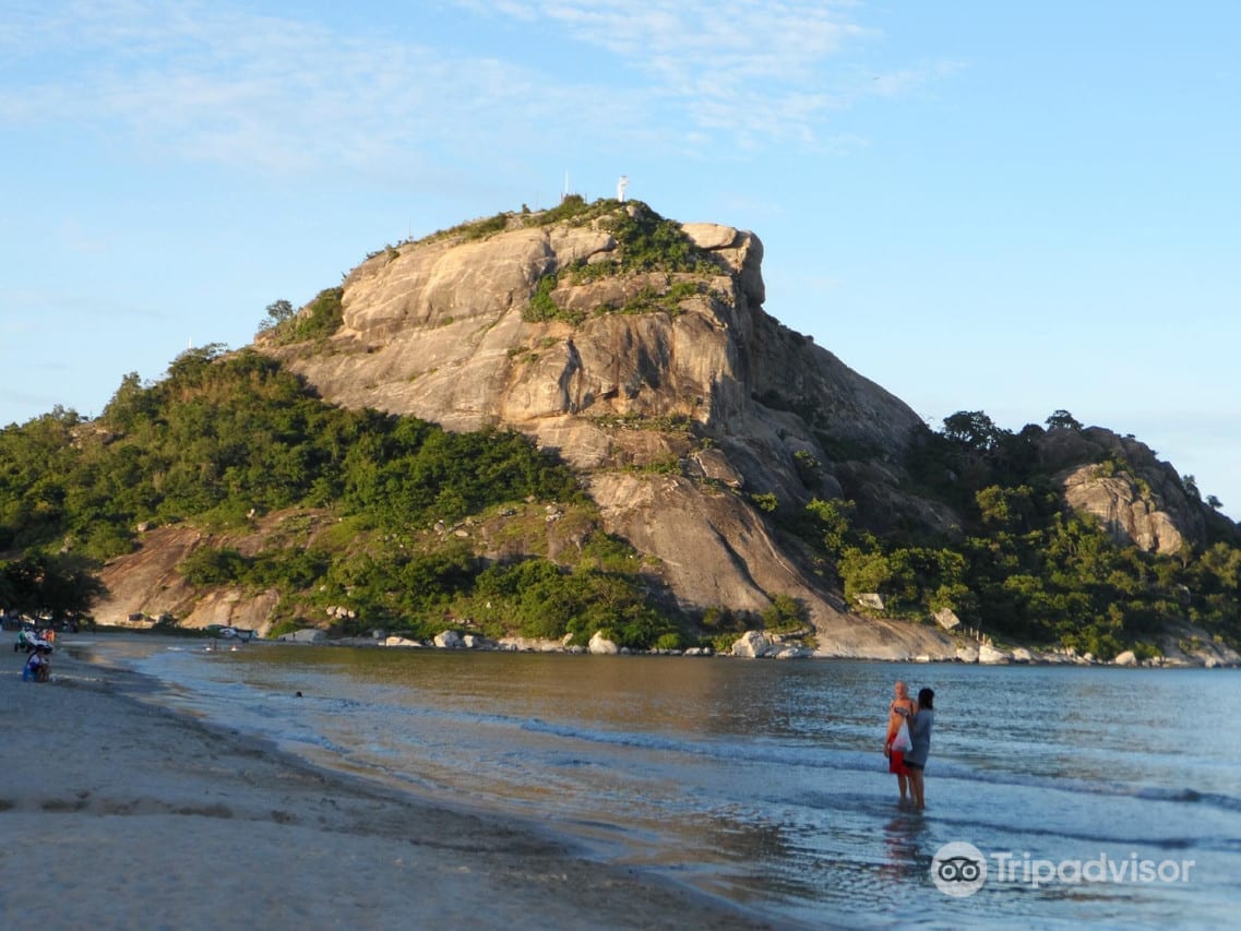 หาดเขาตะเกียบยามเย็นพร้อมเขาตะเกียบเป็นฉากหลัง อยู่ใกล้ Baan Sabaaidee เดินถึงได้