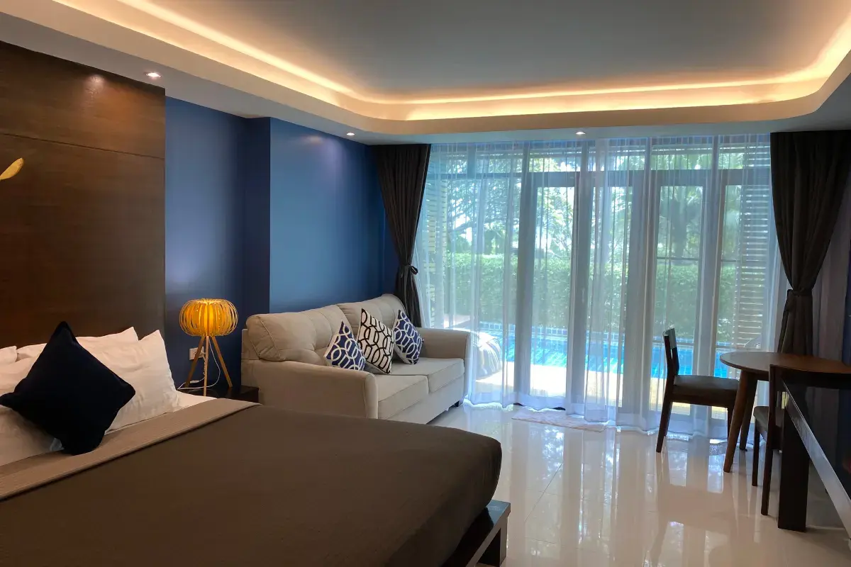 ห้องพักของ The Bihai Hua Hin กว้างขวางพร้อมระเบียงส่วนตัวมองออกไปเห็นสระและสวน