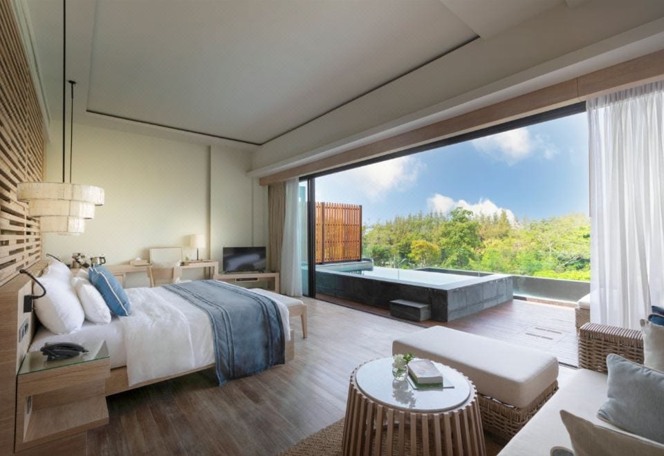 Sky Pool Suite ของ Cape Nidhra ที่มีสระว่ายน้ำส่วนตัวบนระเบียงและเตียงนอนโทนอบอุ่น