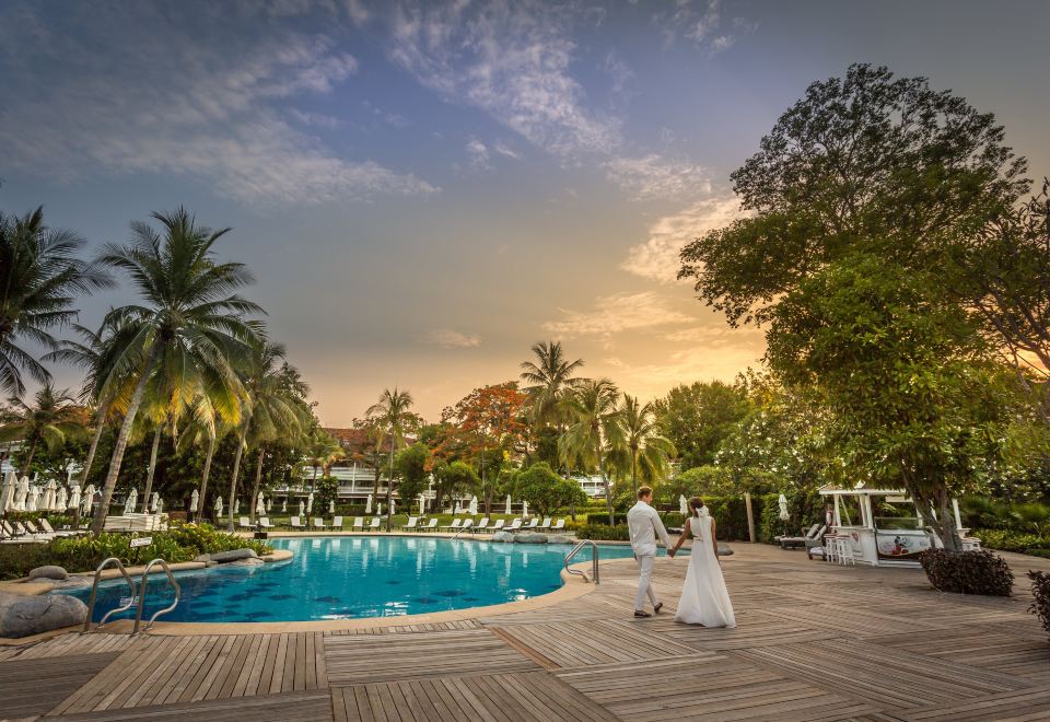 อาคารโคโลเนียลสีขาวสไตล์ The Railway Hotel ของ Centara Grand Hua Hin ท่ามกลางสวนเขตร้อน