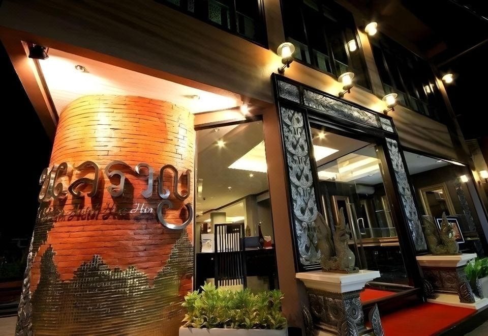 สระว่ายน้ำรูฟท็อปบนดาดฟ้าของ Chalelarn Hotel มองเห็นวิวเมืองหัวหิน