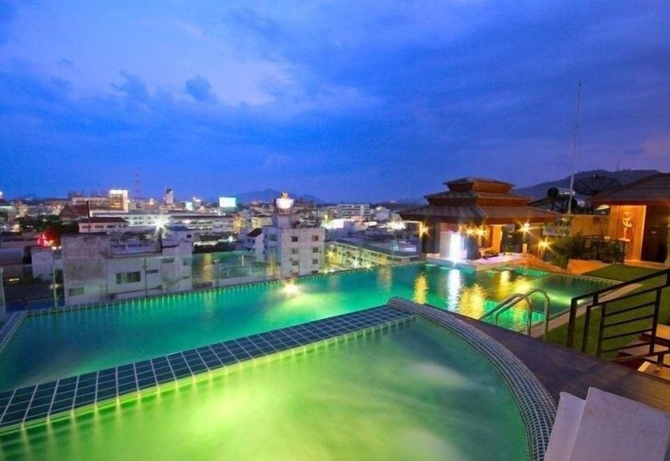 มุมพักผ่อนและเทอเรซของ Chalelarn Hotel Hua Hin กลางเมืองหัวหิน