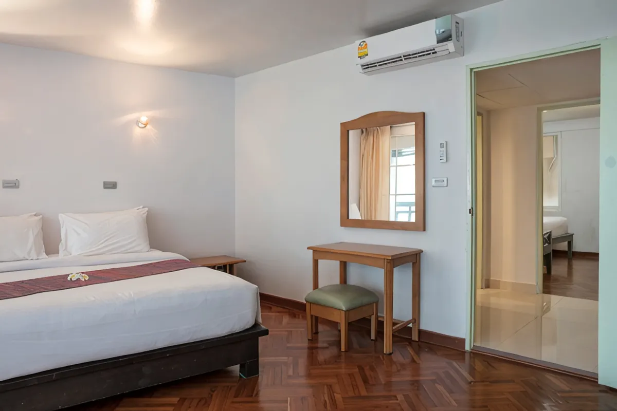 ห้องพักวิวทะเลของ Chom View Hotel ตกแต่งโทนเรียบสบายตาพร้อมหน้าต่างมองทะเล