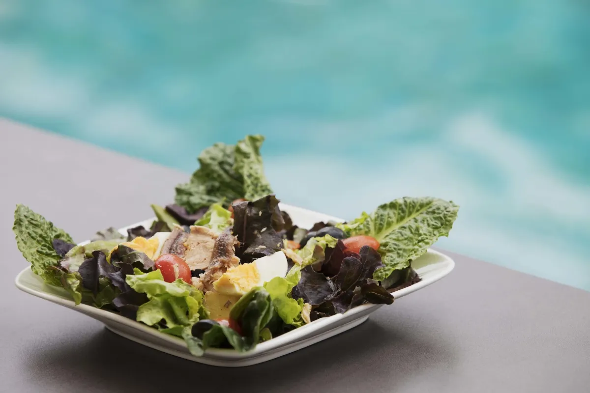มุมร้านอาหารและบาร์ริมทะเลของ Chom View Hotel หัวหินบรรยากาศสบายๆ