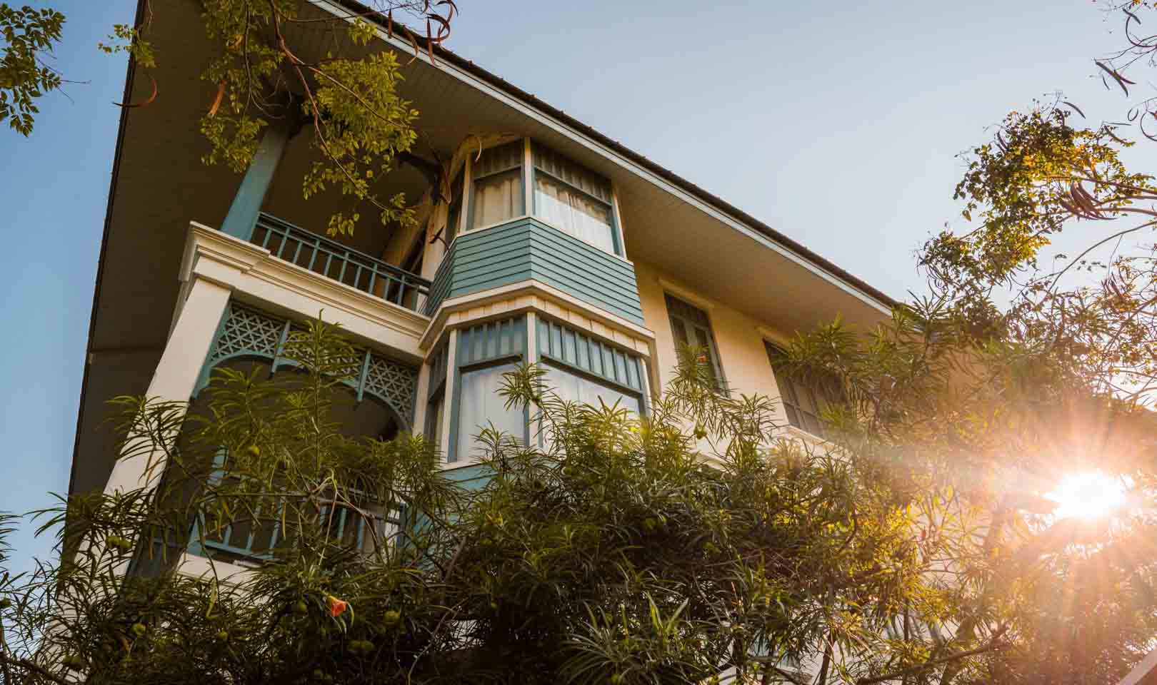 บรรยากาศ Devasom Hua Hin Resort ตกแต่งสไตล์คฤหาสน์หัวหินคลาสสิกริมหาดส่วนตัว