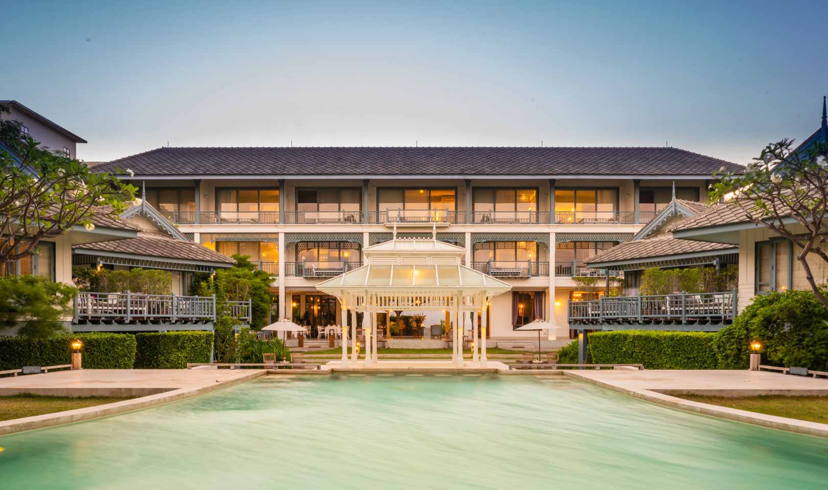 สระว่ายน้ำอินฟินิตี้ของ Devasom Hua Hin หันออกทะเลบนหาดทรายเงียบสงบ