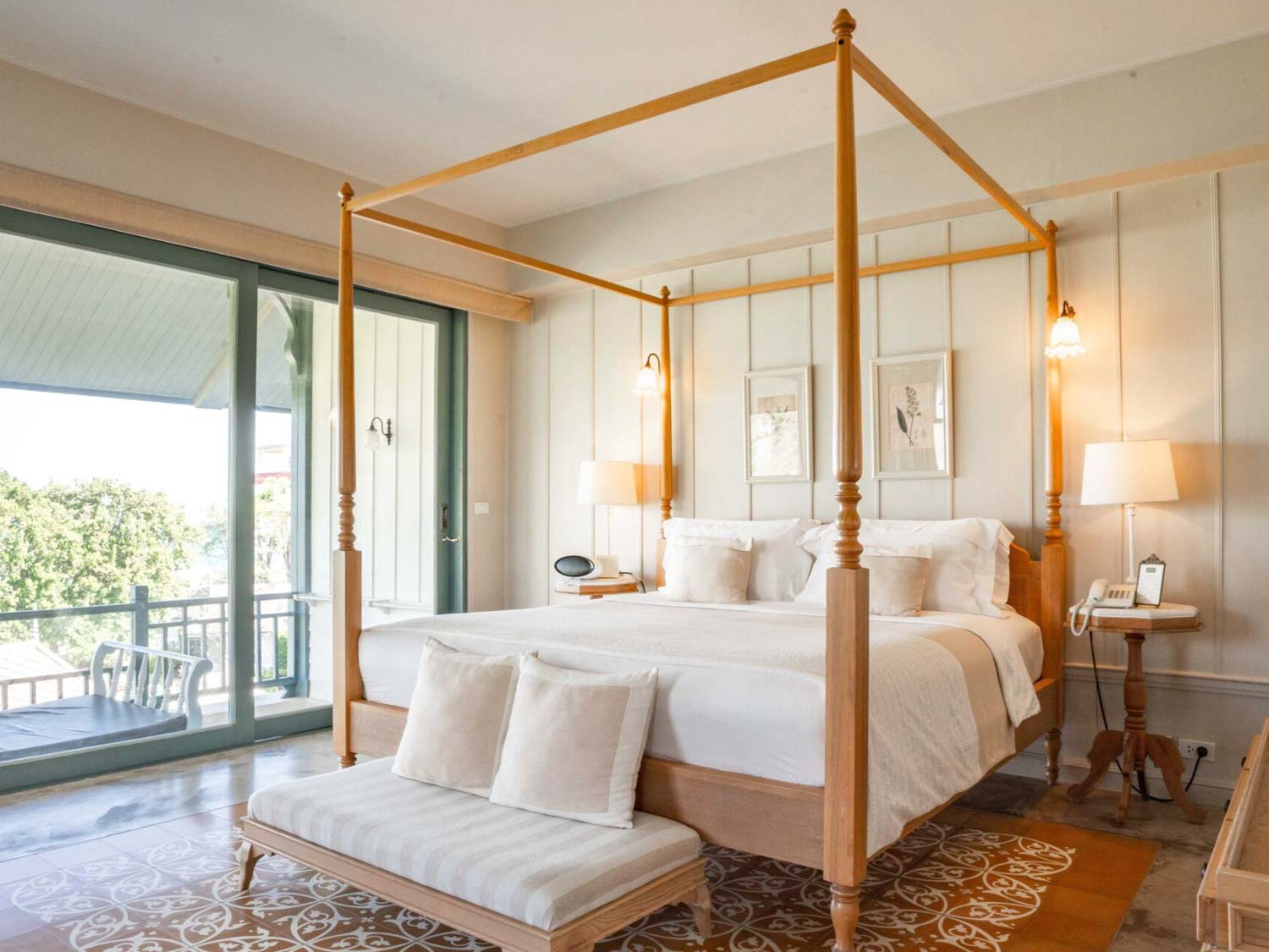 ห้องพัก Seaside Suite ของ Devasom Hua Hin ตกแต่งโทนอบอุ่นพร้อมวิวทะเลและระเบียงส่วนตัว