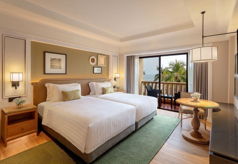 ห้องวิวทะเลของ Dusit Thani Hua Hin มองออกไปเห็นสวนเขตร้อนและหาดทราย