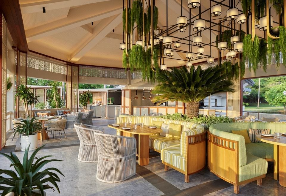 ร้านอาหารบรรยากาศเขตร้อนของ Dusit Thani Hua Hin ท่ามกลางสวนร่มรื่น