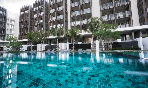 สระว่ายน้ำเค็มกลางแจ้งของ G Hua Hin Resort & Mall ล้อมด้วยอาคารห้องพัก