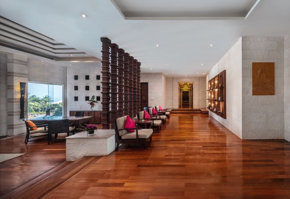 อาคารและสระว่ายน้ำลากูนของ Hilton Hua Hin Resort & Spa ติดหาดใจกลางเมืองหัวหิน