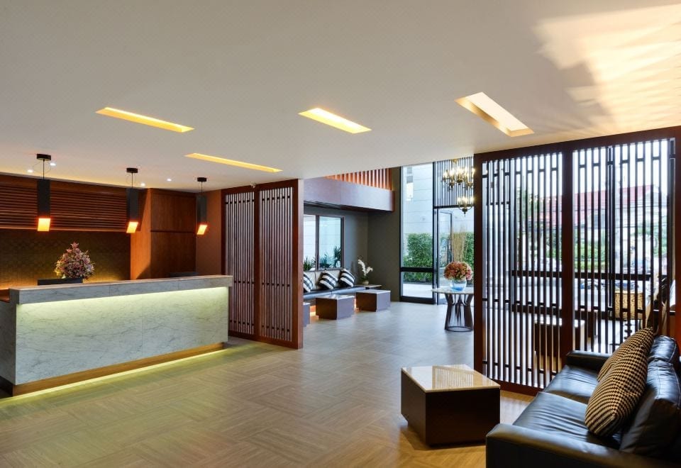 สระว่ายน้ำบนรูฟท็อปชั้น 7 ของ Hisea Huahin Hotel มองเห็นวิวเมืองหัวหินเป็นฉากหลัง