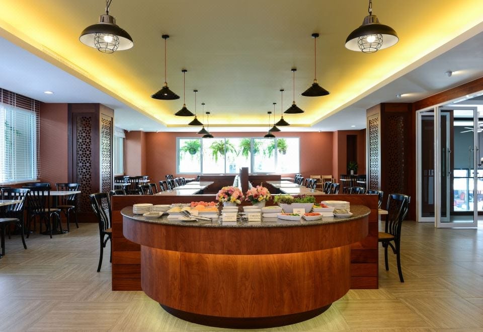 ห้องพักของ Hisea Huahin Hotel ตกแต่งโทนเรียบสบายตาพร้อมระเบียงส่วนตัว
