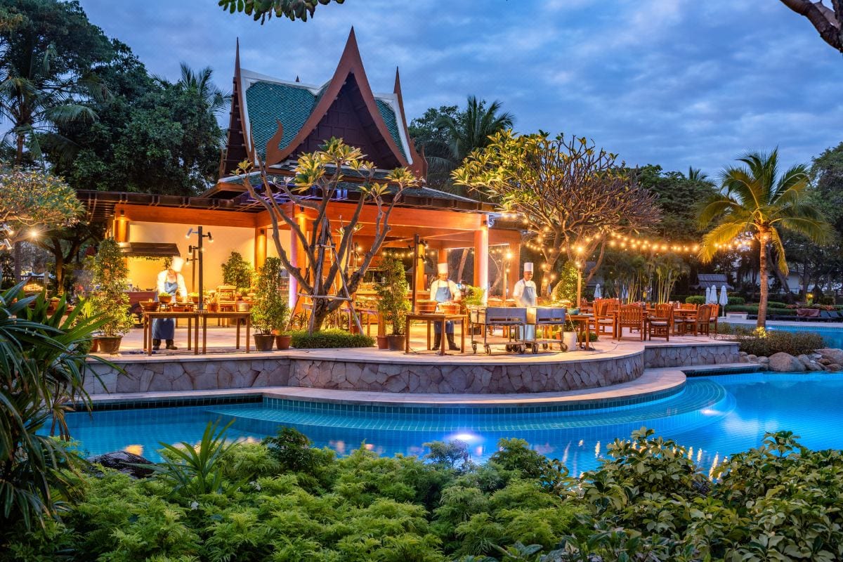 สระว่ายน้ำเชื่อมต่อกันหลายสระของ Hyatt Regency Hua Hin พร้อมสไลเดอร์ยักษ์ริมทะเล