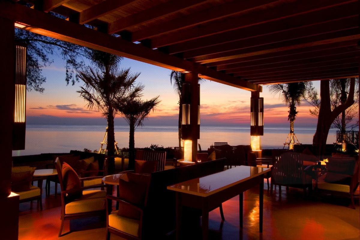 ห้องพักของ Hyatt Regency Hua Hin ตกแต่งสไตล์ไทยร่วมสมัยพร้อมระเบียงและงานศิลปะบนผนัง
