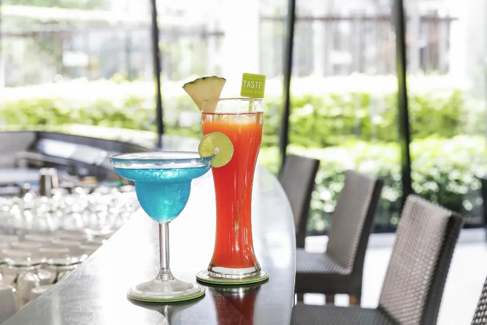 สระว่ายน้ำกลางแจ้งของ ibis Hua Hin พร้อมพื้นที่ระเบียงรับแดดสำหรับนั่งพัก