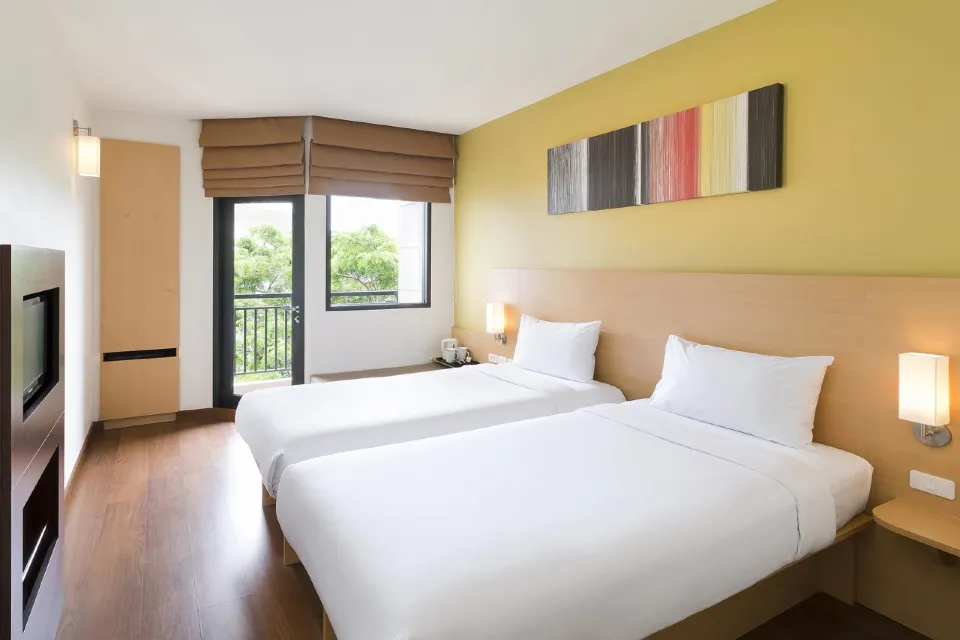 ห้องพักมาตรฐานของ ibis Hua Hin ตกแต่งโทนสว่าง เตียงเครื่องนอนนุ่ม