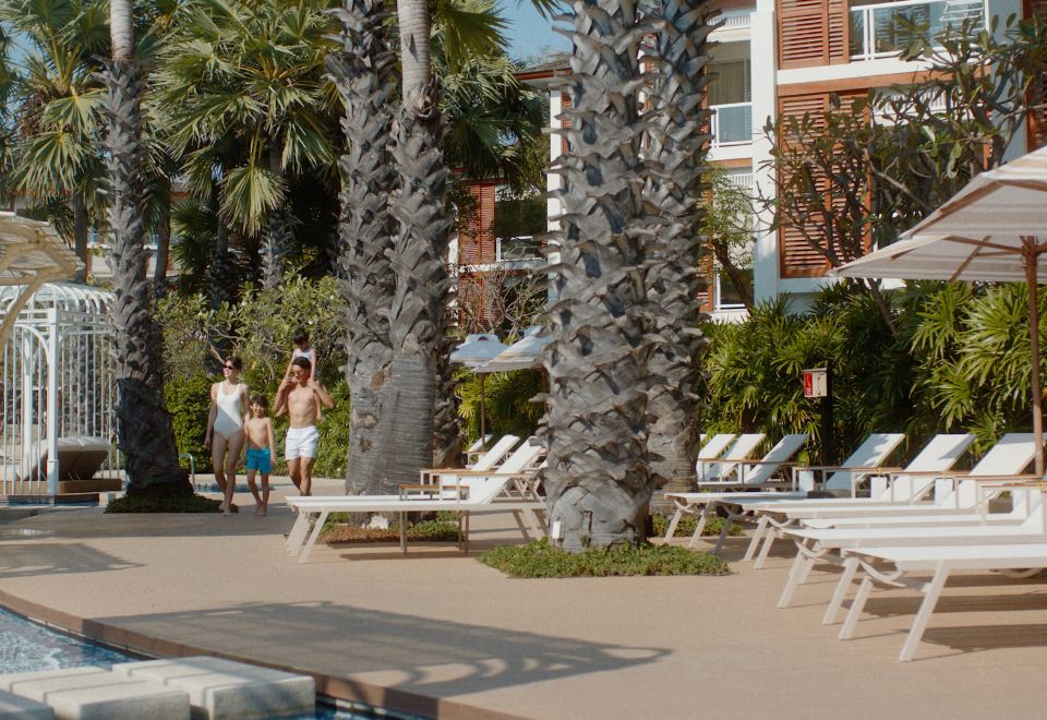 สระว่ายน้ำริมทะเลของ InterContinental Hua Hin Resort มองออกไปเห็นหาดหัวหินและอ่าวไทย
