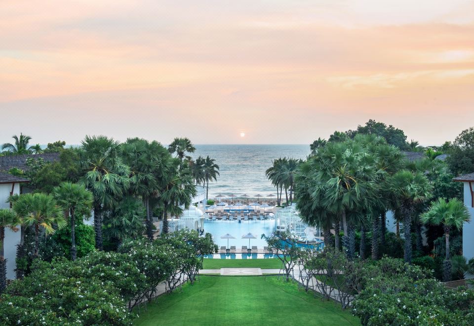 ห้องพักสไตล์โมเดิร์นของ InterContinental Hua Hin Resort ตกแต่งโทนอบอุ่นพร้อมวิวสวน