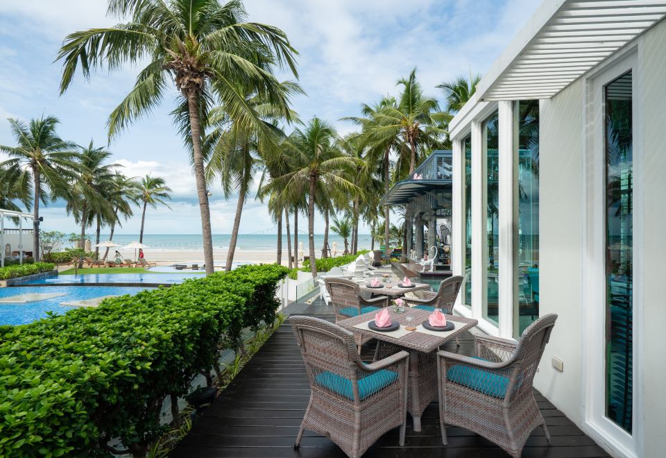 ร้านอาหารริมทะเลของ InterContinental Hua Hin Resort บรรยากาศโปร่งติดหาดหัวหิน