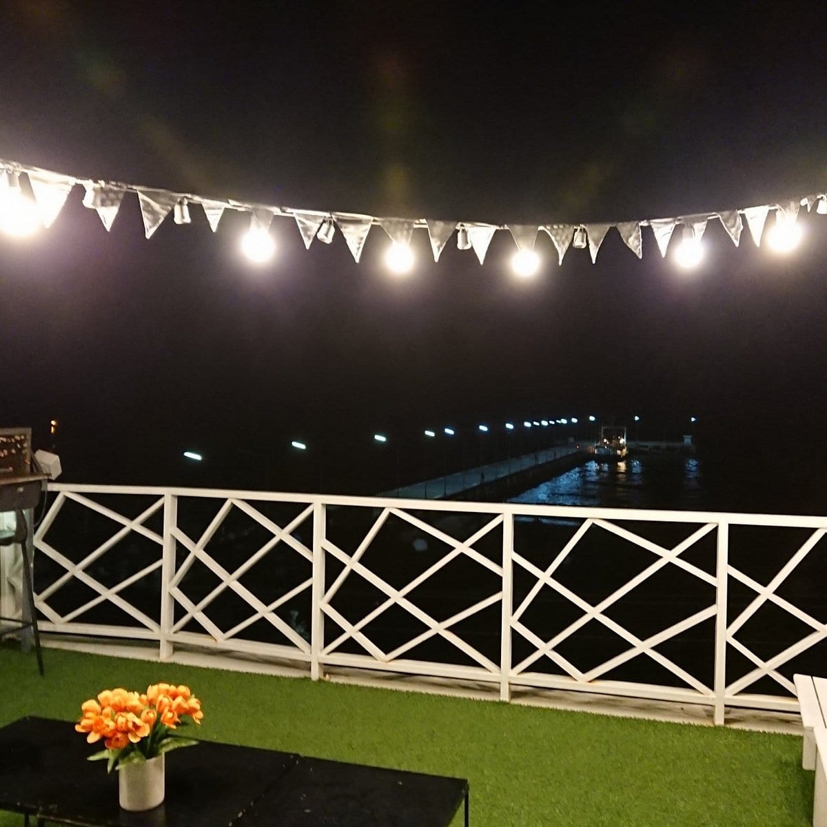 ดาดฟ้ารูฟท็อปของ Jetty Huahin Hostel มองเห็นวิวทะเลและสะพานปลาหัวหินโดยรอบ