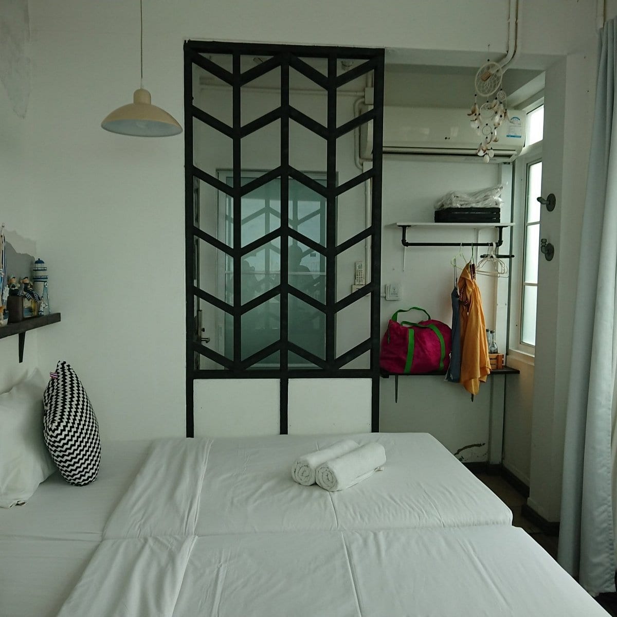 ห้องพักของ Jetty Huahin Hostel พร้อมหน้าต่างวิวทะเลและเตียงสบายโทนอบอุ่น
