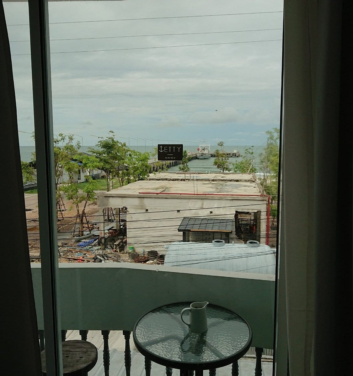พื้นที่ส่วนกลางและมุมนั่งเล่นของ Jetty Huahin Hostel ใจกลางย่านสะพานปลาหัวหิน