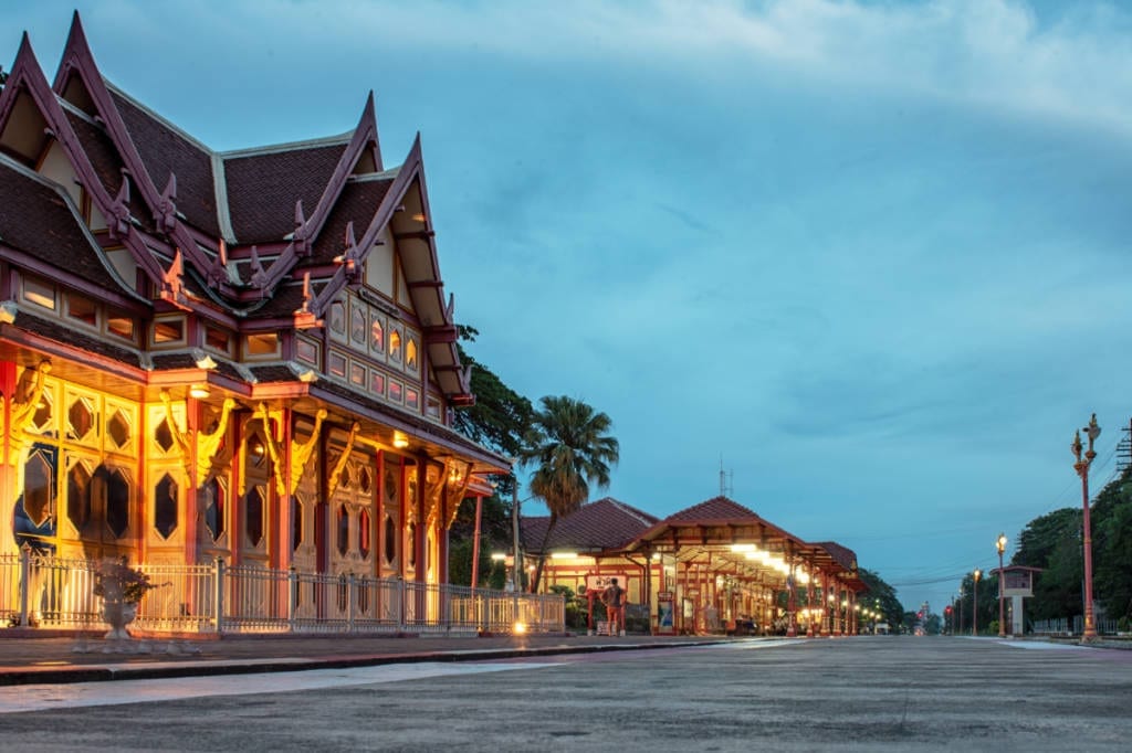 สระว่ายน้ำกลางแจ้งของ Kiang Haad Beach Hua Hin พร้อมพูลบาร์และมุมนั่งพักผ่อน