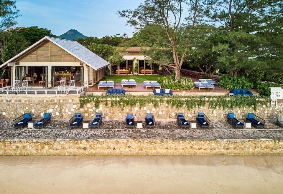 สระลากูนเส้นยาวของ Let's Sea Hua Hin ทอดผ่านกลางรีสอร์ตขนาบด้วยห้องสวีทดูเพล็กซ์สองฝั่ง