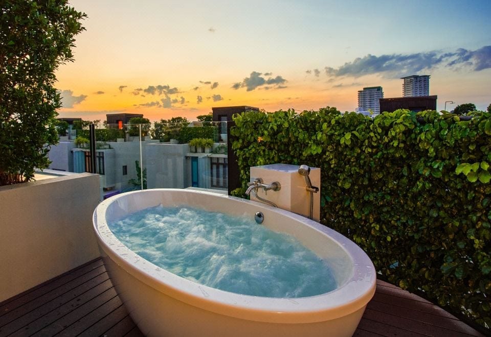 ห้องสวีทแบบ Pool Access ของ Let's Sea Hua Hin เปิดประตูก้าวลงสระลากูนได้จากหน้าห้อง
