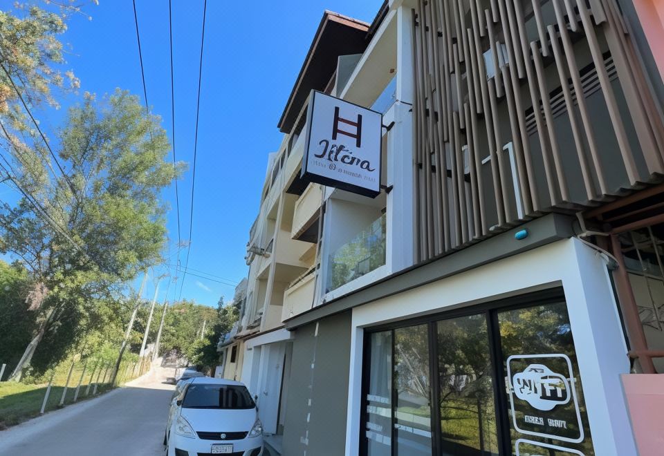 พื้นที่เลานจ์รวมและครัวของ Litera Hostel Hua Hin โทนสว่างสะอาดตา