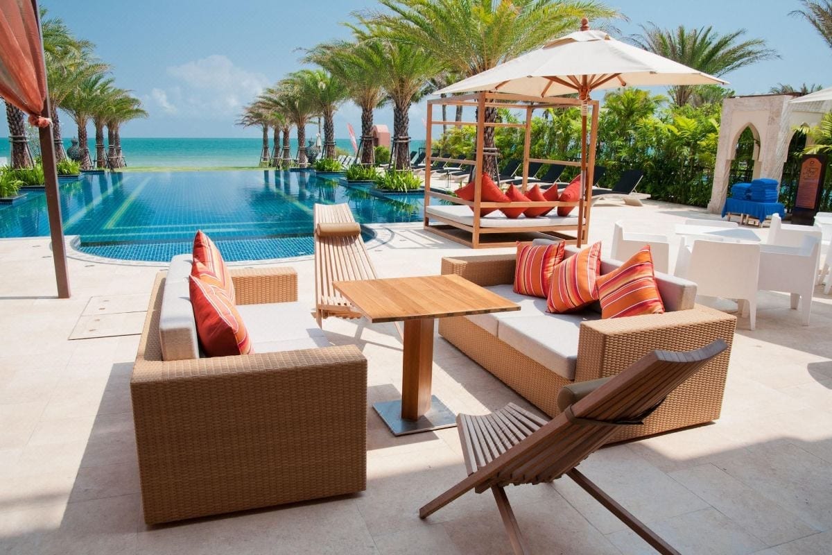 สถาปัตยกรรมธีมโมร็อกโกของ Marrakesh Hua Hin Resort ผนังลายโมเสกและซุ้มโค้งโทนเทอร์ราคอตตา