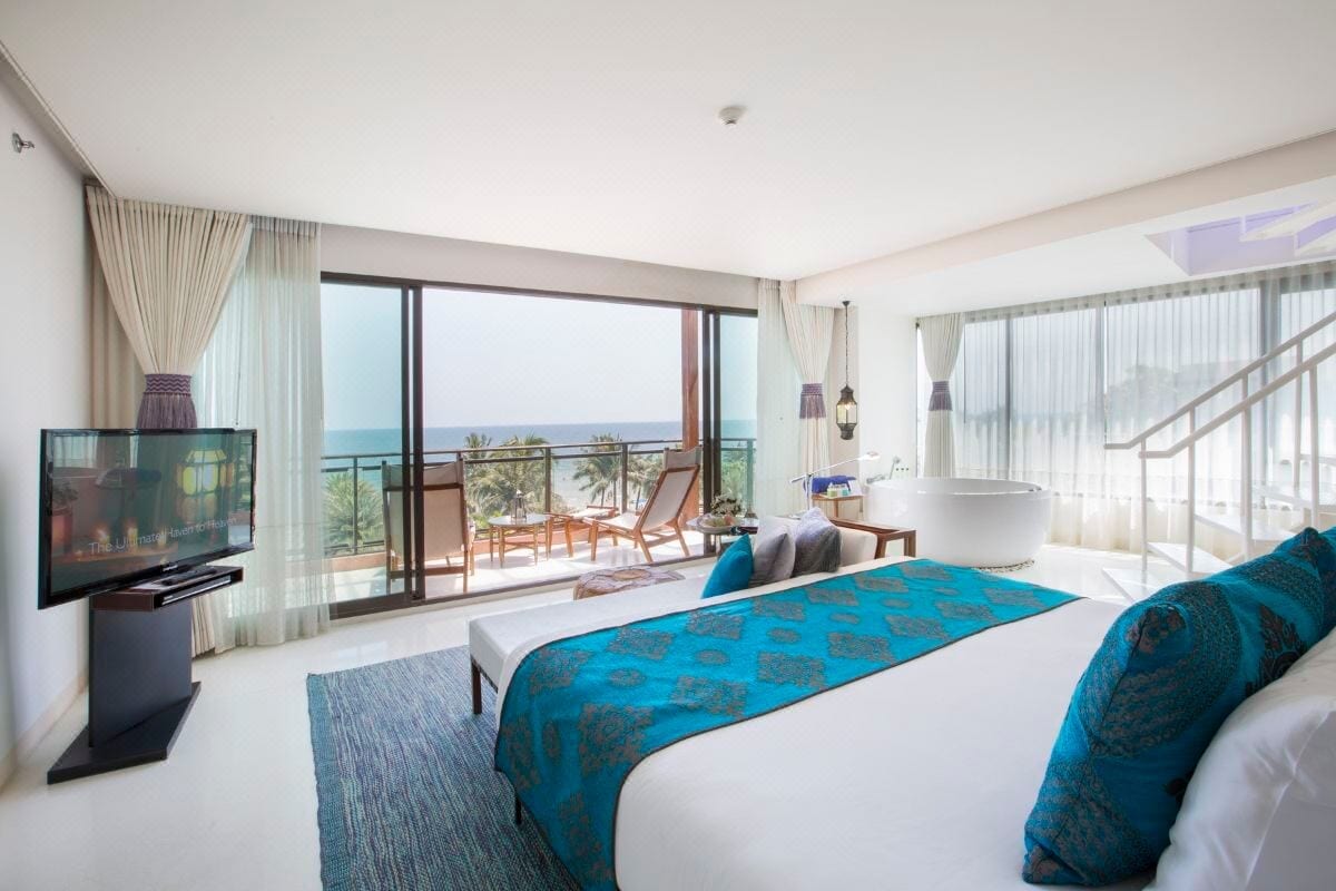 ห้องพักของ Marrakesh Hua Hin Resort ตกแต่งสไตล์โมร็อกโกพร้อมระเบียงและบรรยากาศอบอุ่น