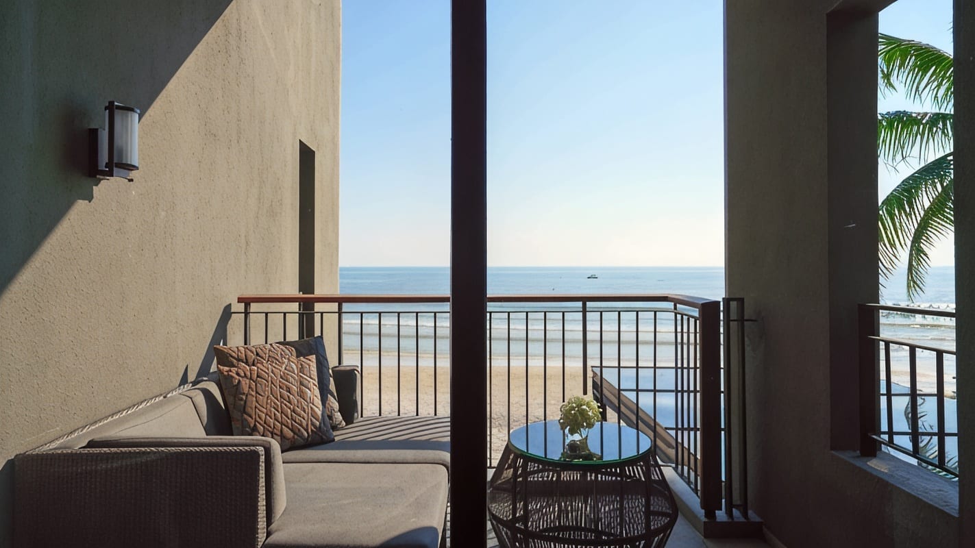 สระว่ายน้ำของ Hua Hin Marriott Resort and Spa ที่มีลาซีริเวอร์ไหลรอบสวนเขียวขจีริมทะเล