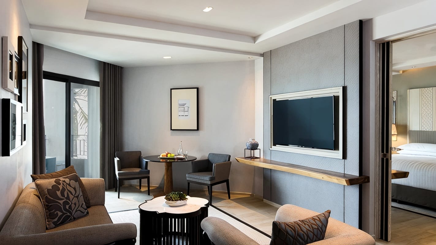 ห้องพักของ Hua Hin Marriott ตกแต่งร่วมสมัยโทนอบอุ่นพร้อมระเบียงส่วนตัวมองวิวสวนและสระ