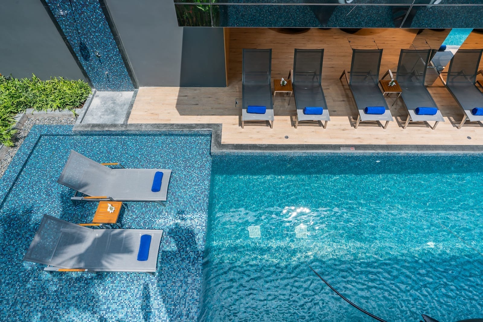 สระว่ายน้ำกลางแจ้งและพูลบาร์ของ Maven Stylish Hotel Hua Hin