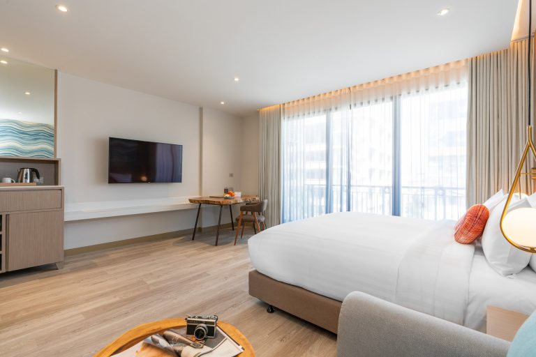 ห้อง Deluxe สไตล์โมเดิร์นโทนอบอุ่นของ Maven Stylish Hotel Hua Hin