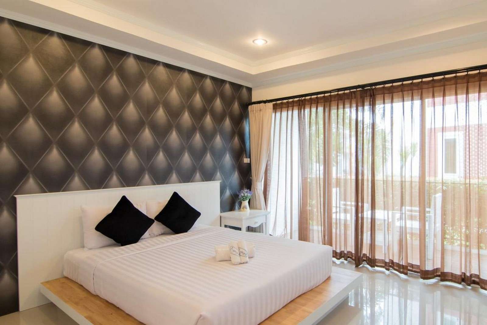 ห้องพักของ Milano Huahin ตกแต่งเรียบง่ายโทนสบายตา พร้อมทีวีจอแบนและตู้เย็น