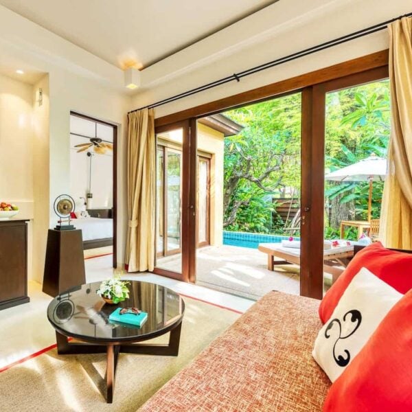 ห้องสวีทขนาดใหญ่ของ Mövenpick Asara Hua Hin ตกแต่งโทนอบอุ่น พร้อมมุมนั่งเล่นกว้าง
